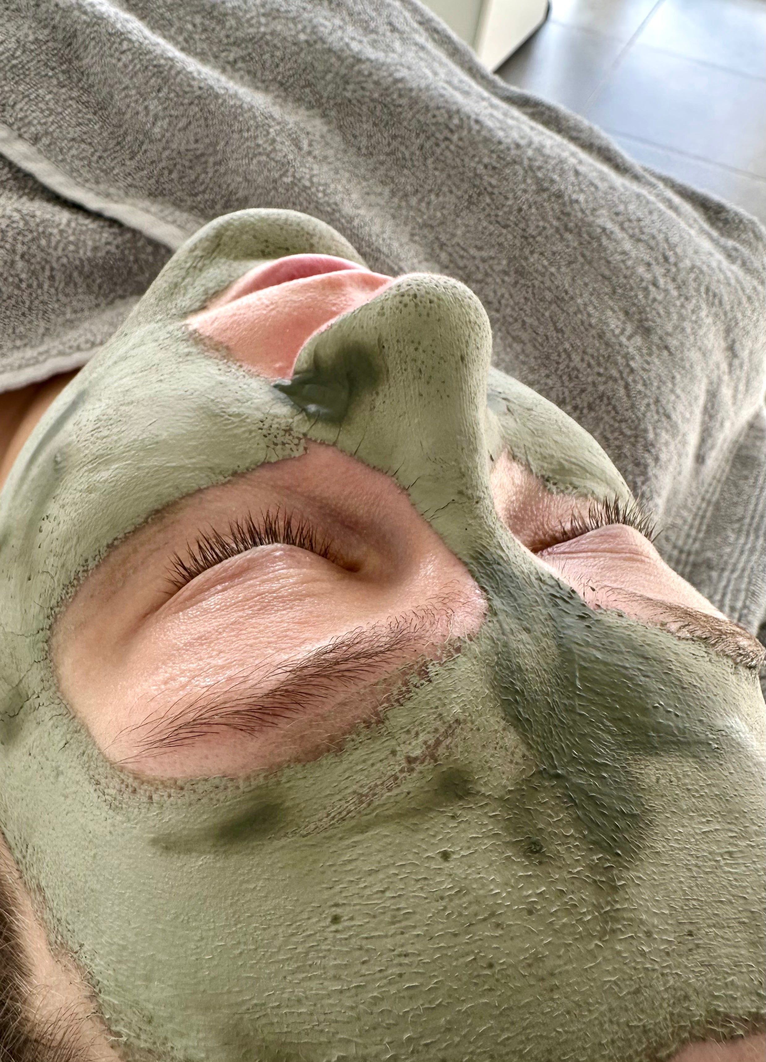 Maske bei Detox Facial Behandlung