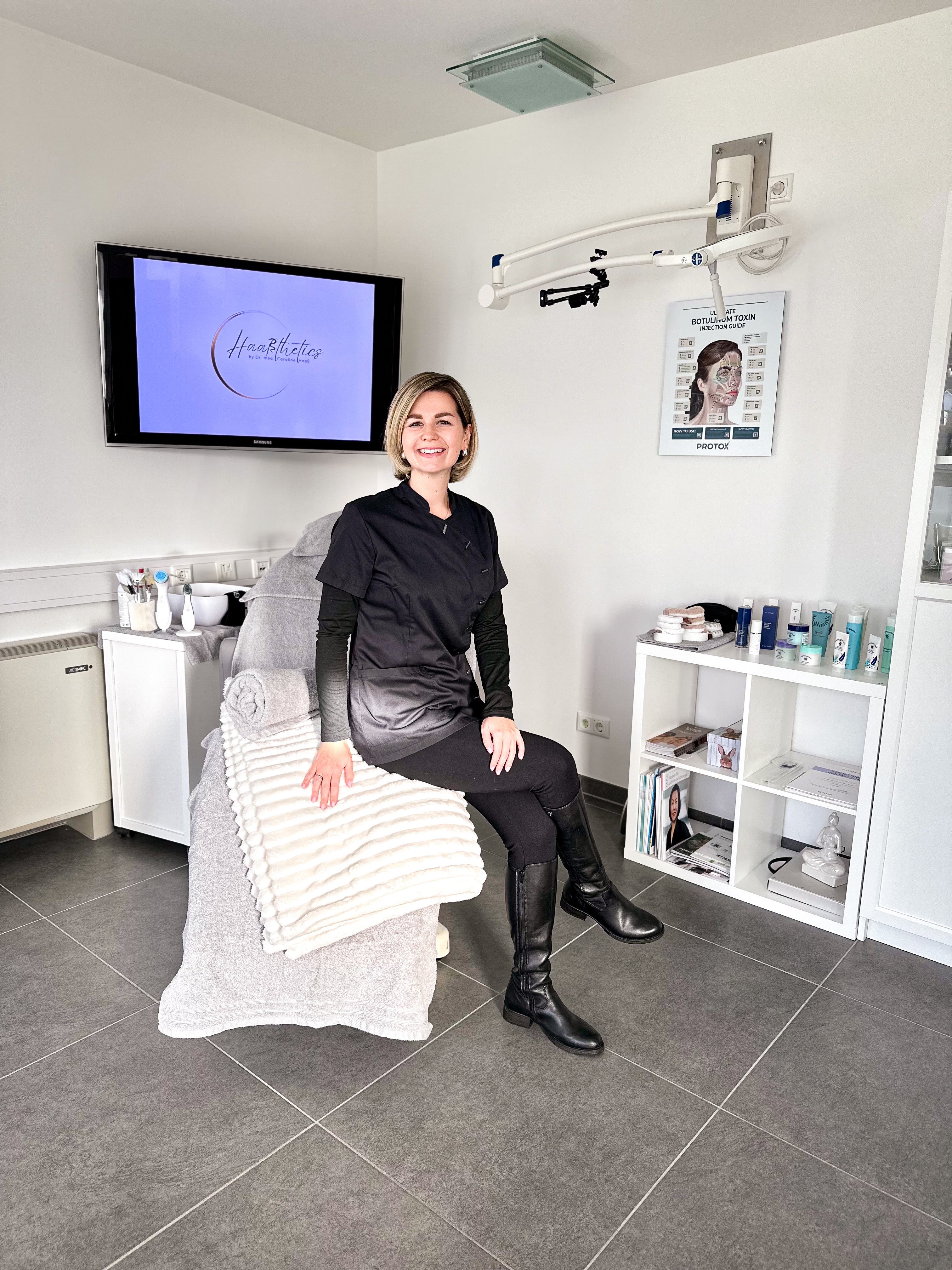 Sabine Krämer auf Kosmetik Liege bei Haaßthetics